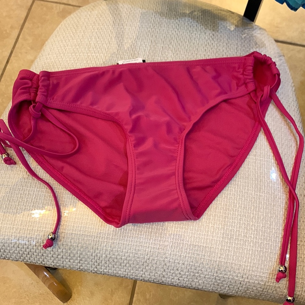 Ladies bikini bottoms.‎ Size medium NWT adjustable size